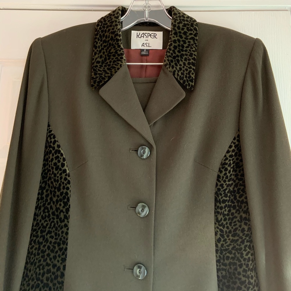 🎾 Leopard Trim Skirt Suit